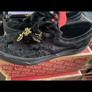 Vans black velvet! Vans details